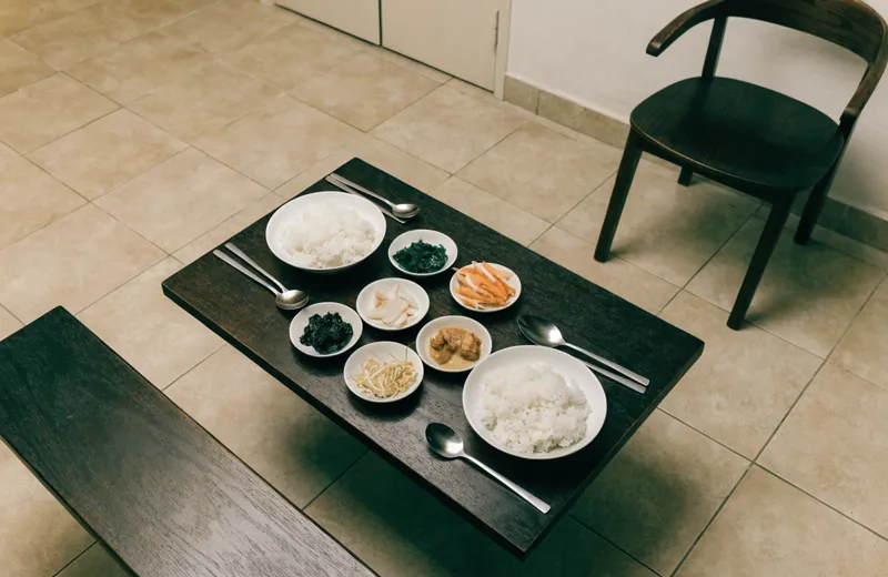 접객실 상에 차려진 밥과 반찬