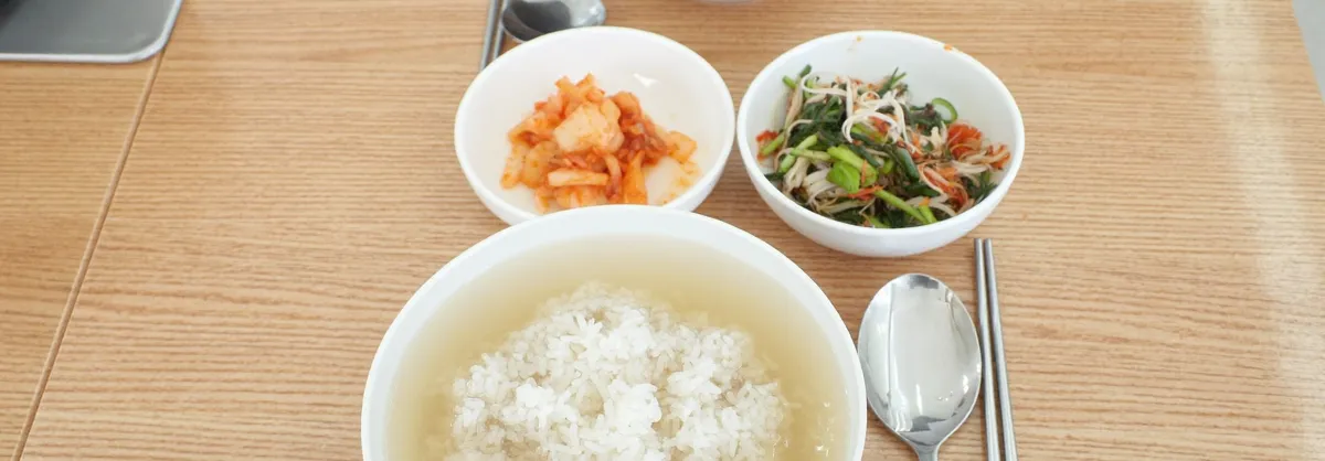 상에 차려진 조촐한 음식