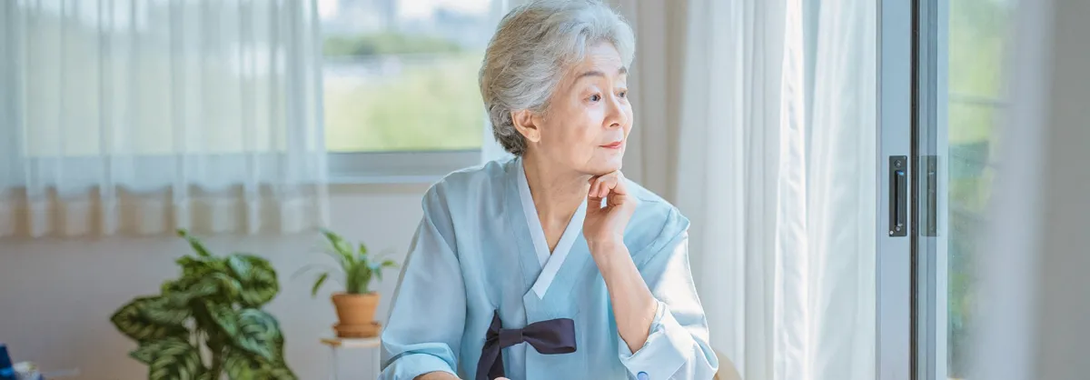 창밖을 바라보는 어르신